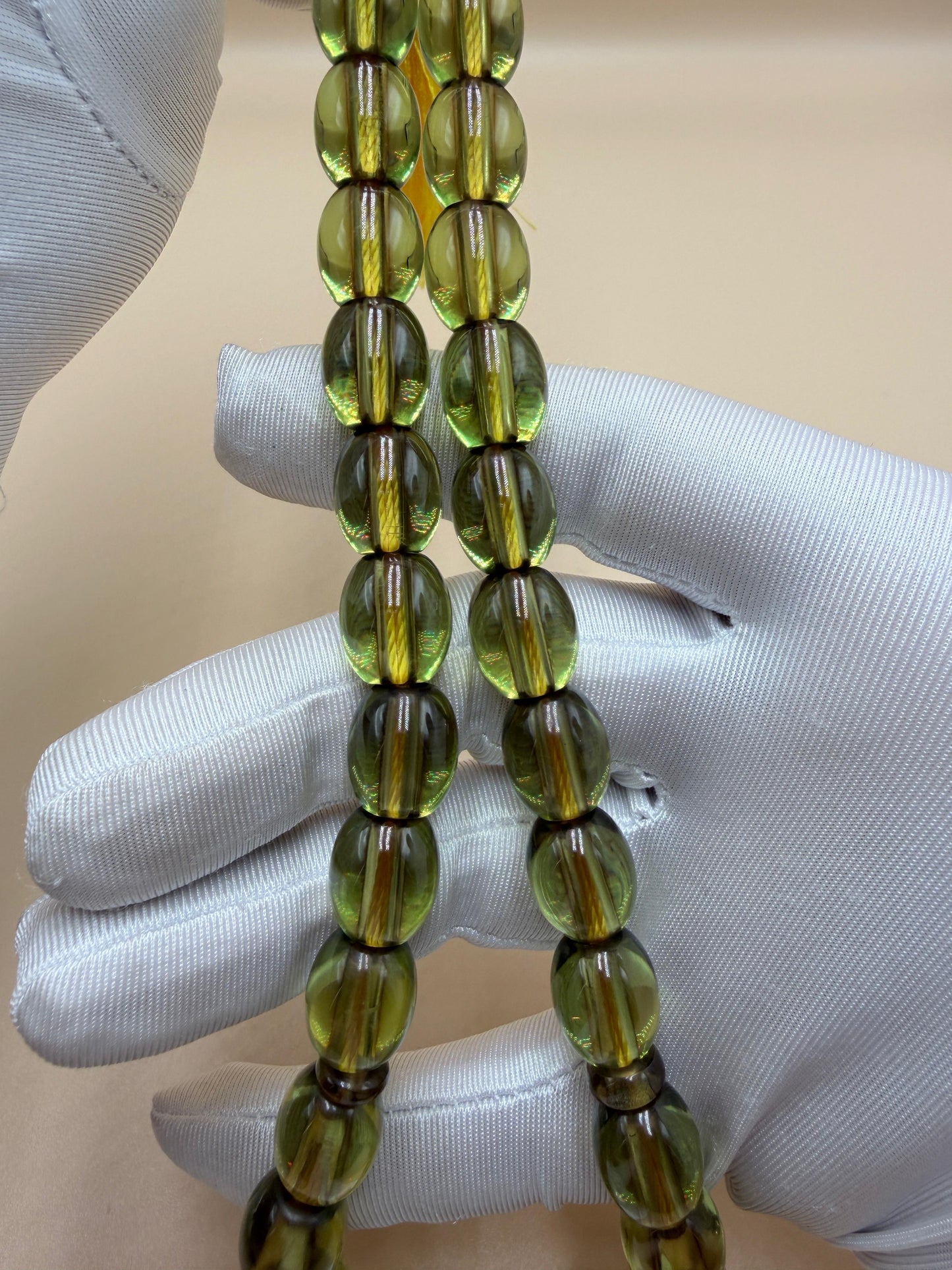 مسباح سندلوس شفاف أخضر — قطعة نوادر.
Misbah made of transparent green Sandalus — a rare piece.