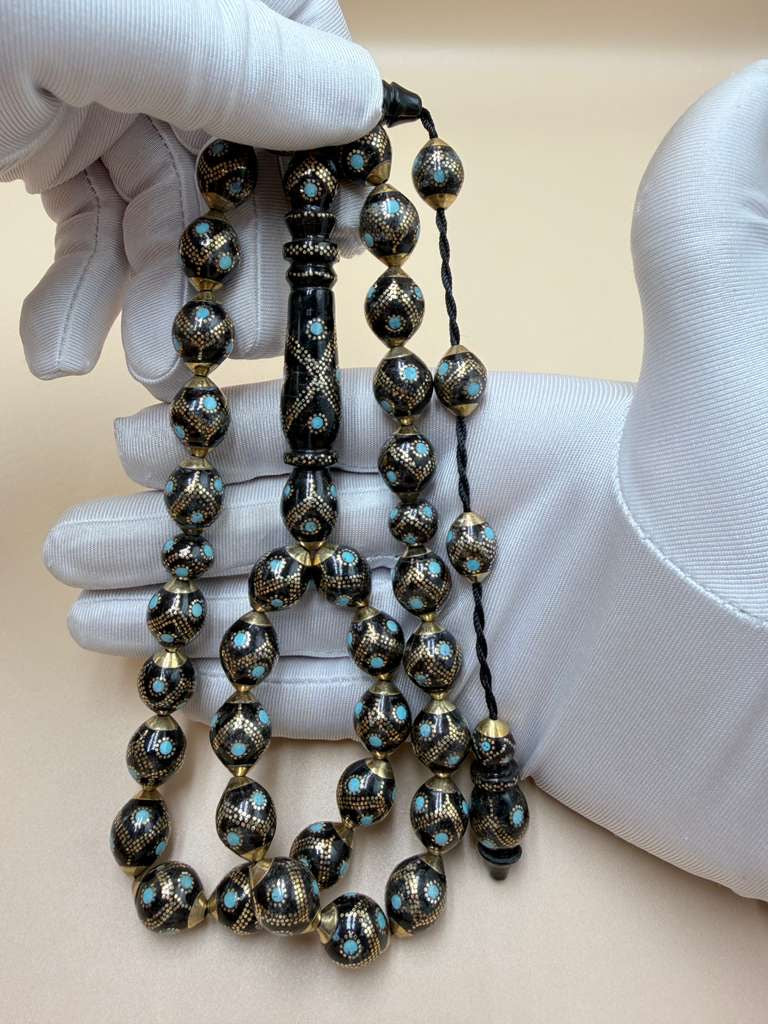 مسباح – قطعة محمود طرزان – يسر بحر أحمر الرائعة، مطعّمة بالسكروم والفيروز الطبيعي، تجمع بين الأصالة والفخامة.
Misbah – A stunning Mahmoud Tarzan – Red Sea Yusr, inlaid with scrom and natural turquoise — combining heritage with elegan