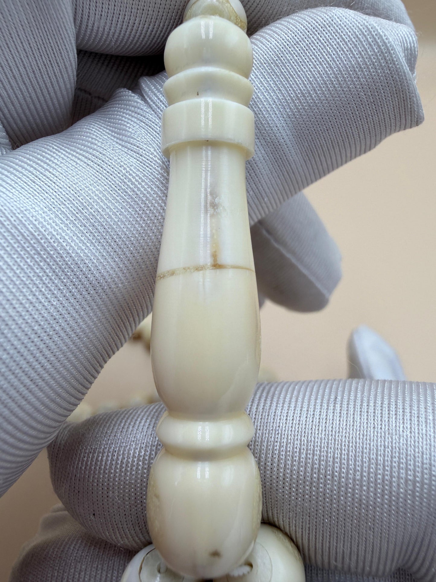 مسباح ناب 
مع كسّار ناب من نفس أصل الخام المصنوع منه المسباح Fang Misbaha
With fang breaker made from the same original material