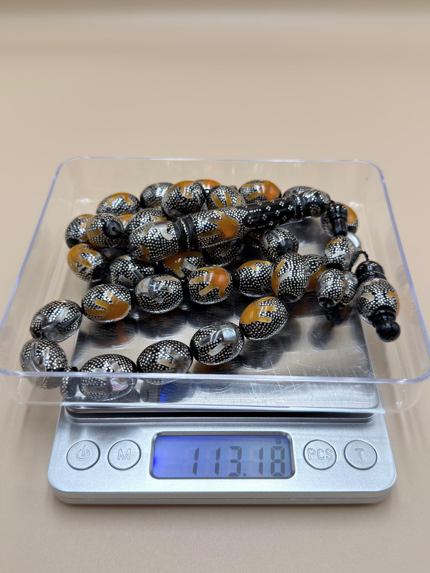 يسر بحر أحمر، مرصّع بالفضّة الخالصة عيار 925، ومزيّن بـ المرجان الطبيعي والصدف الأسترالي.

Red Sea Yusr, set in 925 sterling silver, adorned with natural coral and Australian mother of pearl.