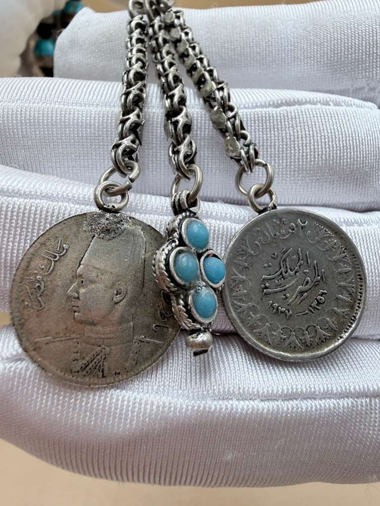 مسباح يسر أنتيك، مطعّم بالفيروز الحر السيناوي والفضة عيار 925.Antique Yusr Misbah, Inlaid with Natural Sinai Turquoise and 925 Sterling Silver.
