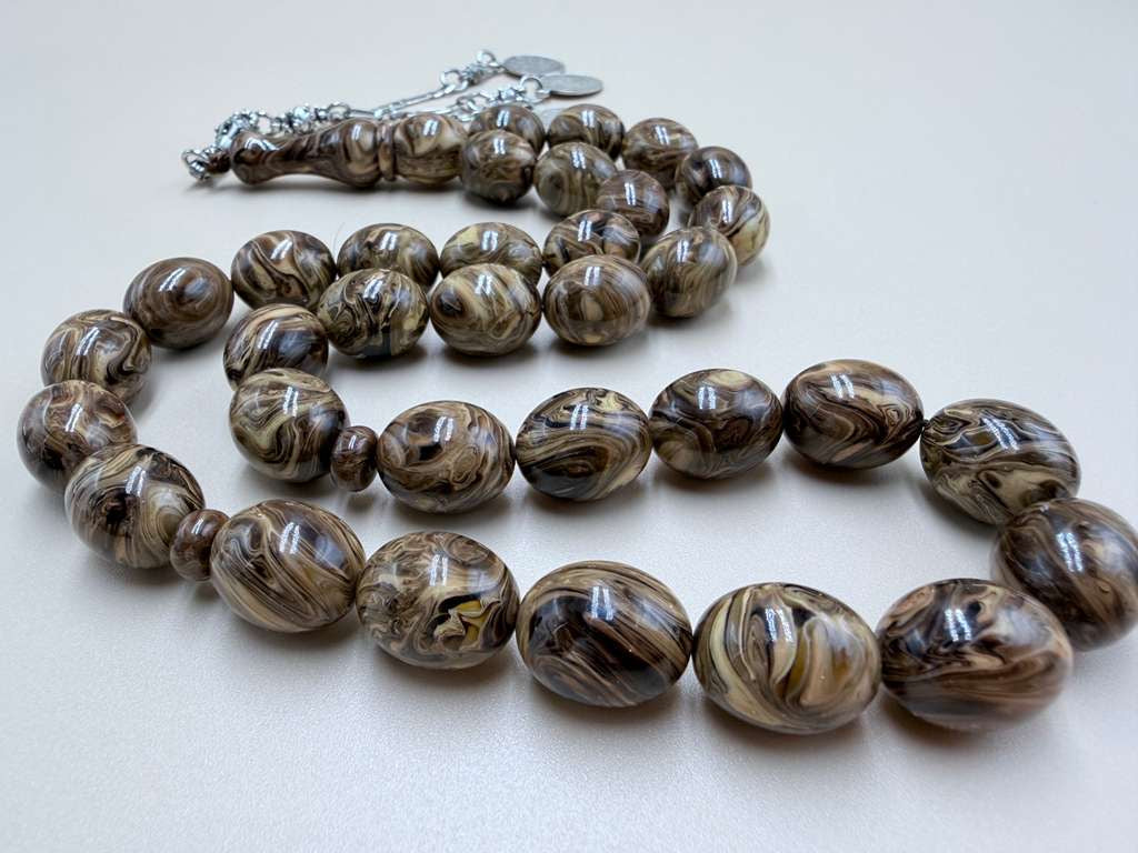 مسباح مسكي خام عصي (دبس وراشي) مع شرّابة فضة عيار ٥٠٠. Raw Musk Misbaha (Dibs & Wrashi sticks) with a 500 silver tassel.