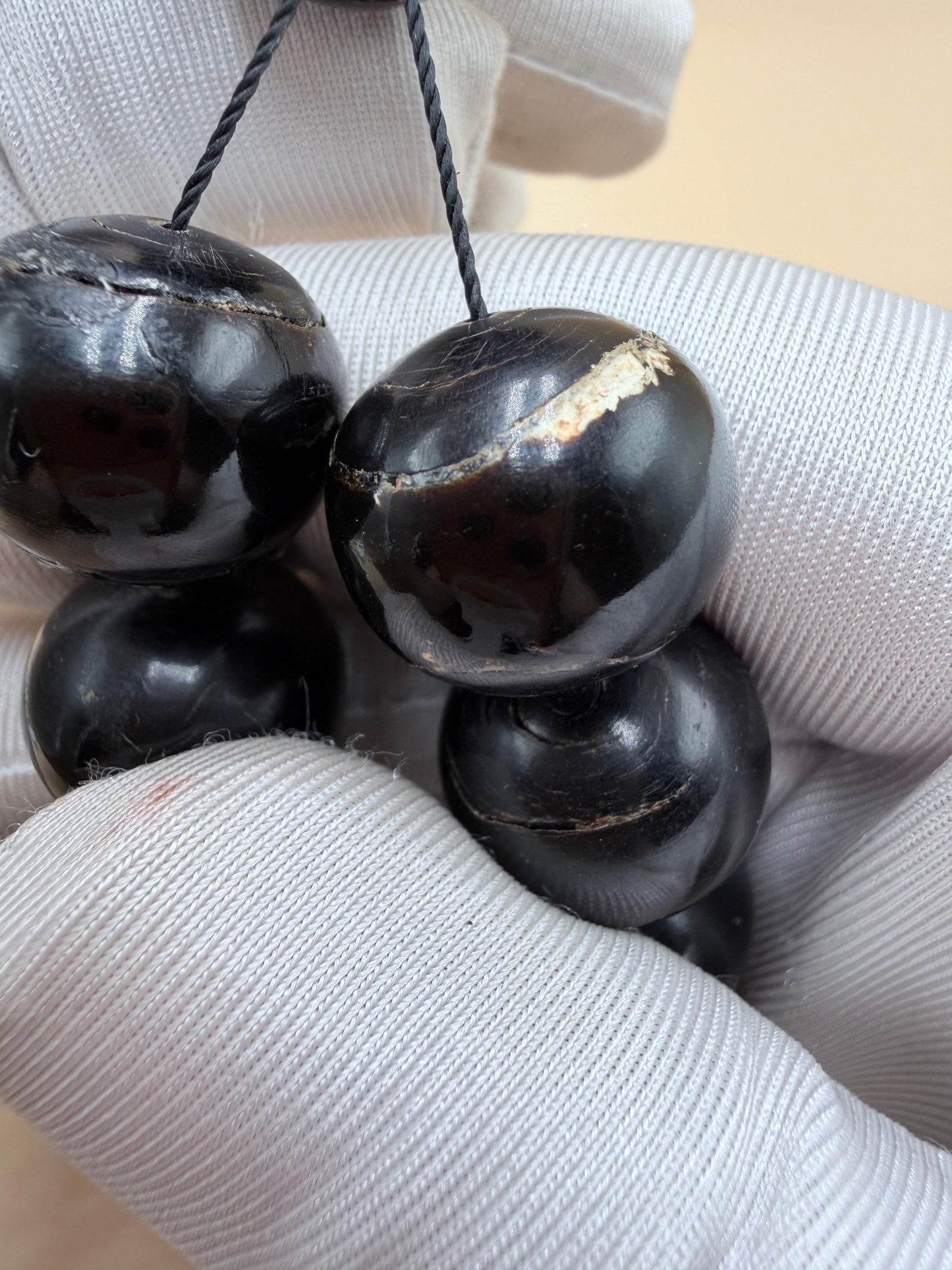 يسر بحر أحمر ساده
أنتيك قديم – حجم جامبو
مع شاهد مطعّم بالعاج
Plain Red Sea Yusr
Antique –