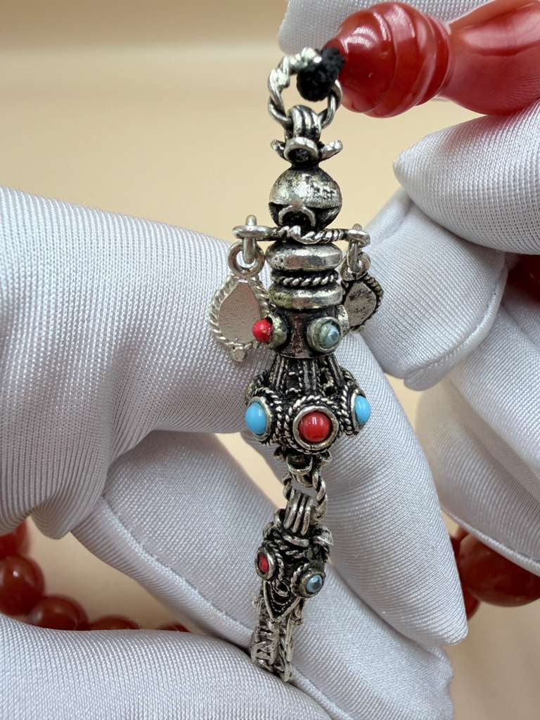 مسباح سندلوس خام من عصيان، مع شرابة فضة عيار 500 Raw Sandalus Misbaha (stick form), with 500-grade silver tassel,