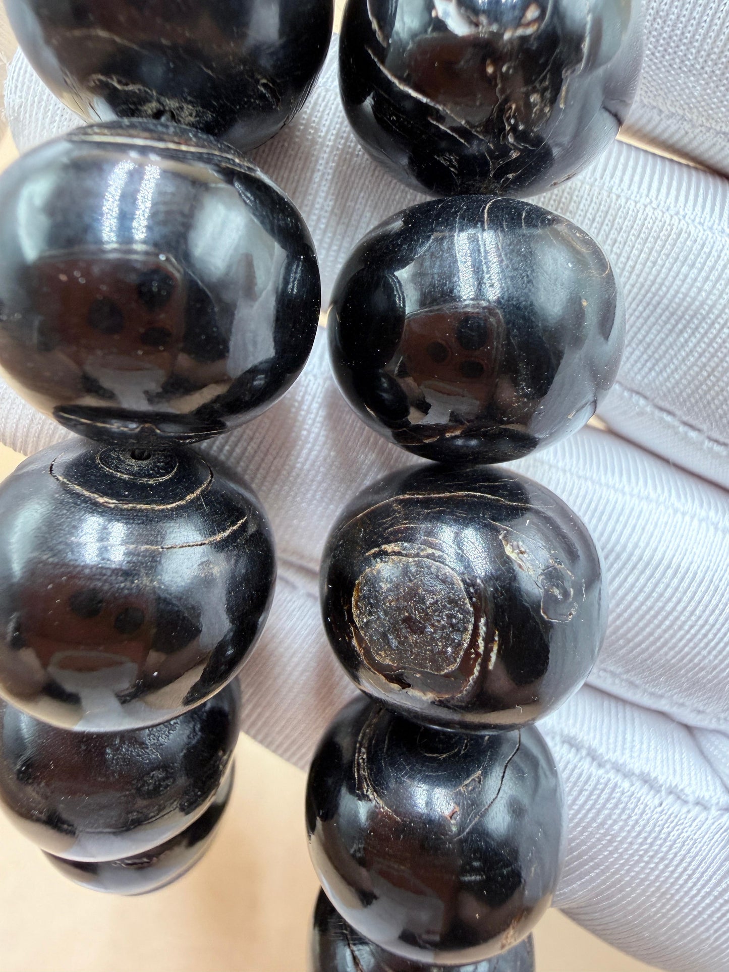 يسر بحر أحمر ساده
أنتيك قديم – حجم جامبو
مع شاهد مطعّم بالعاج
Plain Red Sea Yusr
Antique –