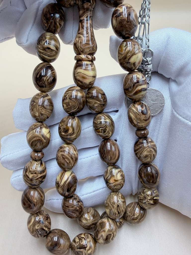 مسباح مسكي خام عصي (دبس وراشي) مع شرّابة فضة عيار ٥٠٠. Raw Musk Misbaha (Dibs & Wrashi sticks) with a 500 silver tassel.