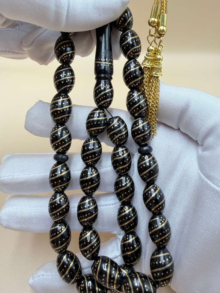 مسباح كوك، مطعّم سكروم، مع شرابة مطليّة ذهب عيار 24 Kuka Wood Misbah, Inlaid with Skroom, with 24K Gold-Plated Tassel.