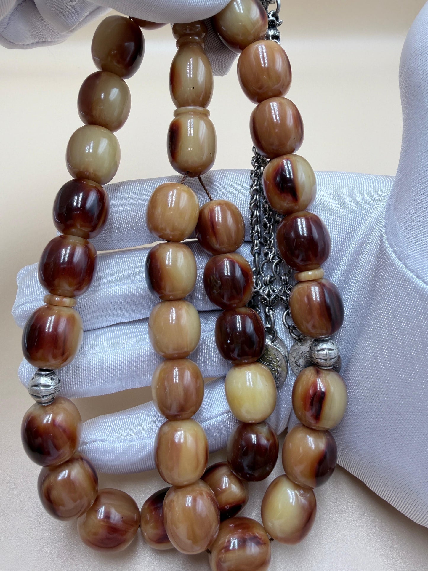 مسباح سندلوس خام عصيان مع شرّابة فضة عيار ٥٠٠. Raw Sandalwood Misbaha with natural stick beads, finished with a 500 silver tassel.