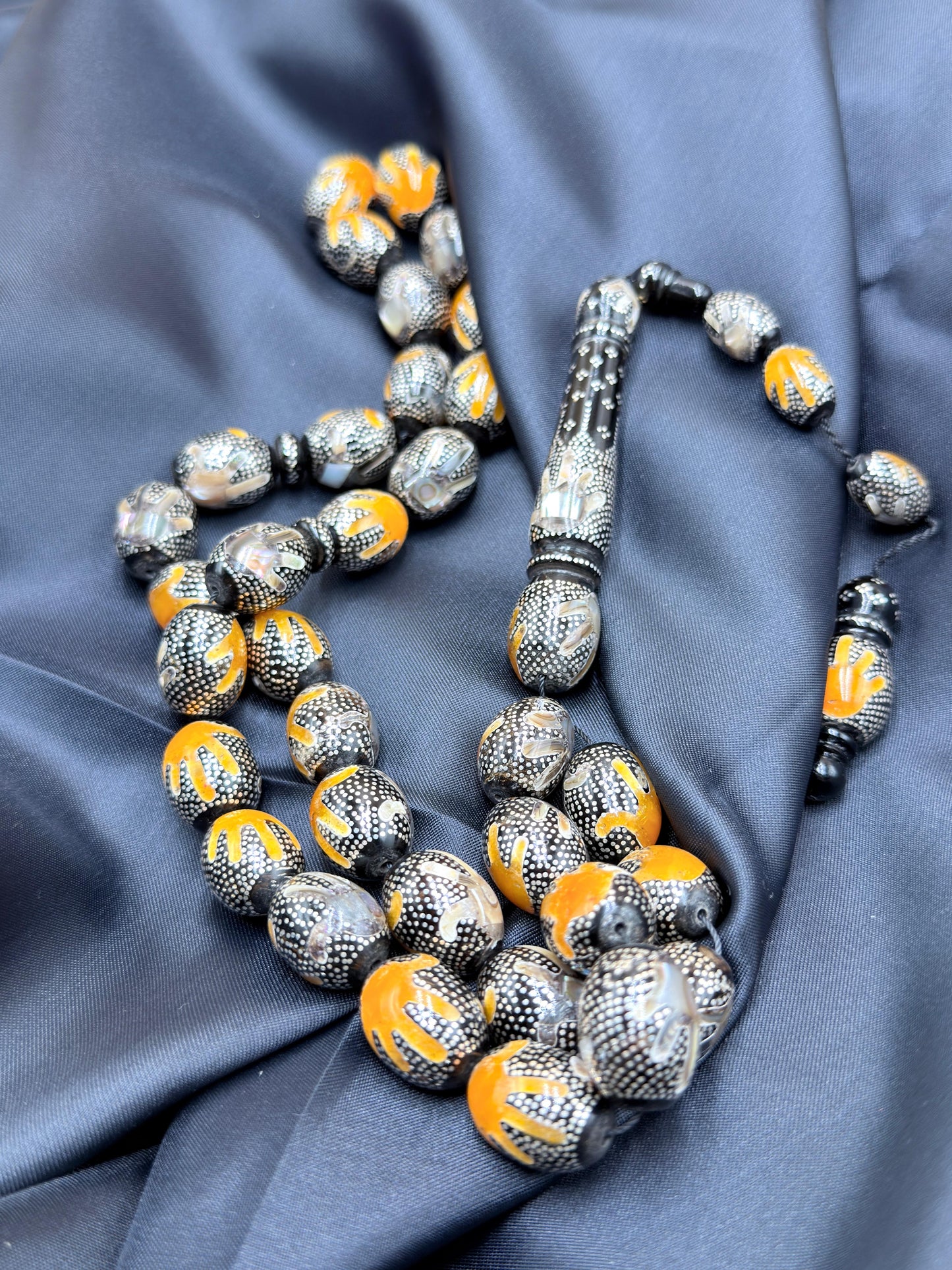 يسر بحر أحمر، مرصّع بالفضّة الخالصة عيار 925، ومزيّن بـ المرجان الطبيعي والصدف الأسترالي.

Red Sea Yusr, set in 925 sterling silver, adorned with natural coral and Australian mother of pearl.