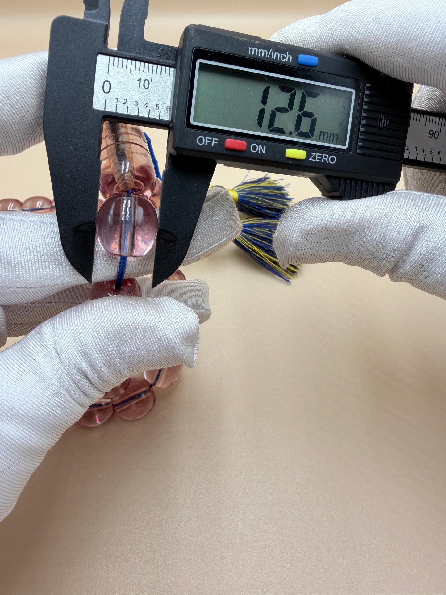 مسباح سندلوس شفاف وردي — قطعة نوادر.
Misbah made of transparent pink Sandalus — a rare piece.