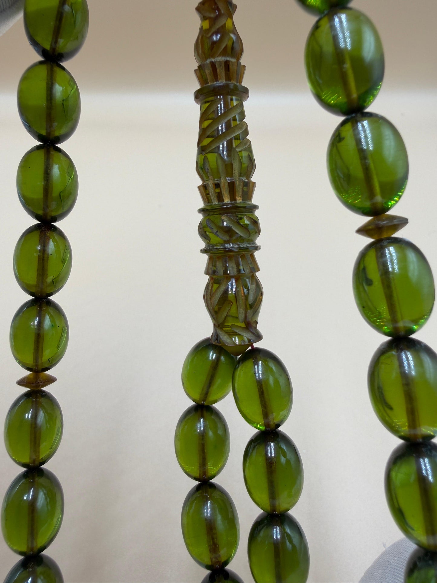 مسباح سندلوس شفاف نفطي، مع شاهد مميّز منقوش. Transparent Oily Sandalwood Misbah with a Distinctively Engraved Marker.