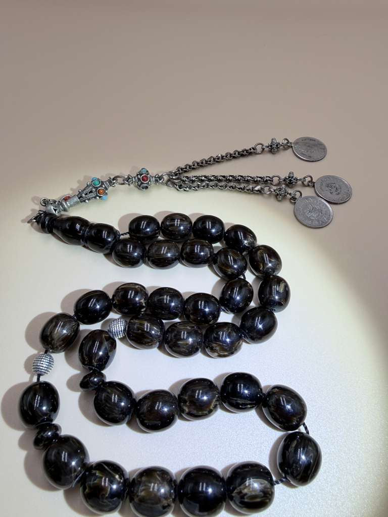 مسباح مسكي خام بولندي، بخراطة جديدة، مع شرابة فضة 500.Polish Raw Musk Misbah with New Carving, Featuring 500 Silver Tassel.