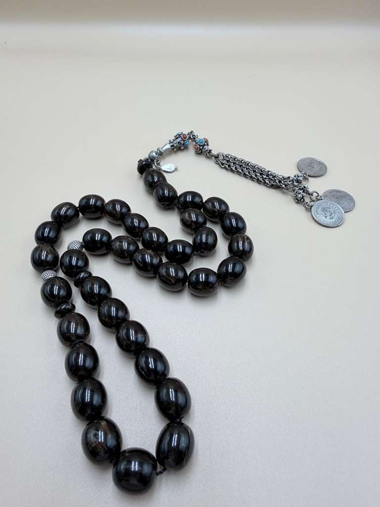 مسباح مسكي خام بولندي، بخراطة جديدة، مع شرابة فضة 500.Polish Raw Musk Misbah with New Carving, Featuring 500 Silver Tassel.