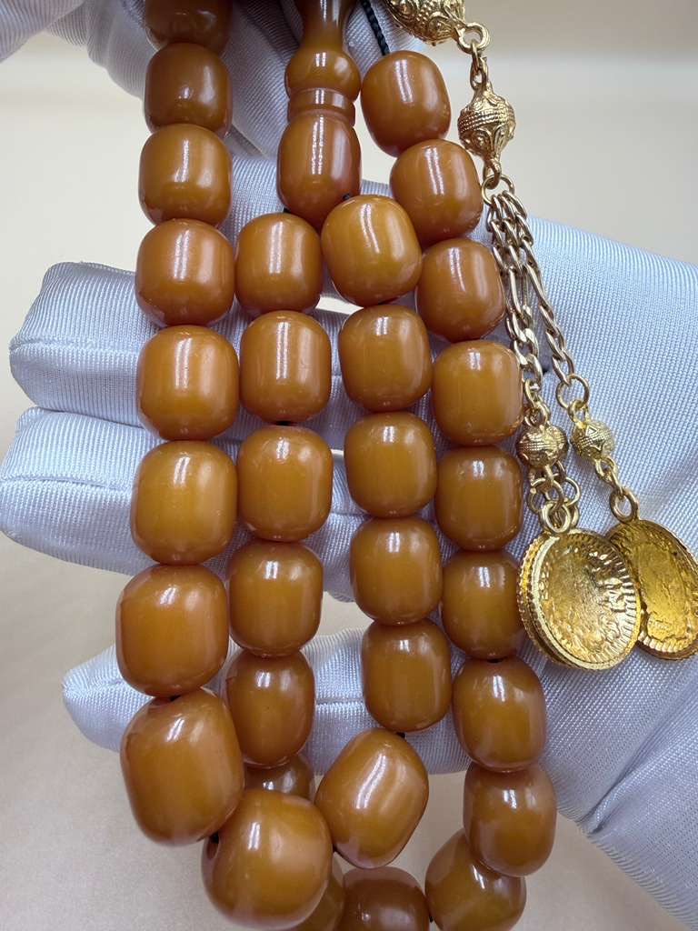 مسباح مسكي خام قديم، مع شرابة مطليّة ذهب 24K. Old Raw Musk Misbah with 24K Gold-Plated Tassel.