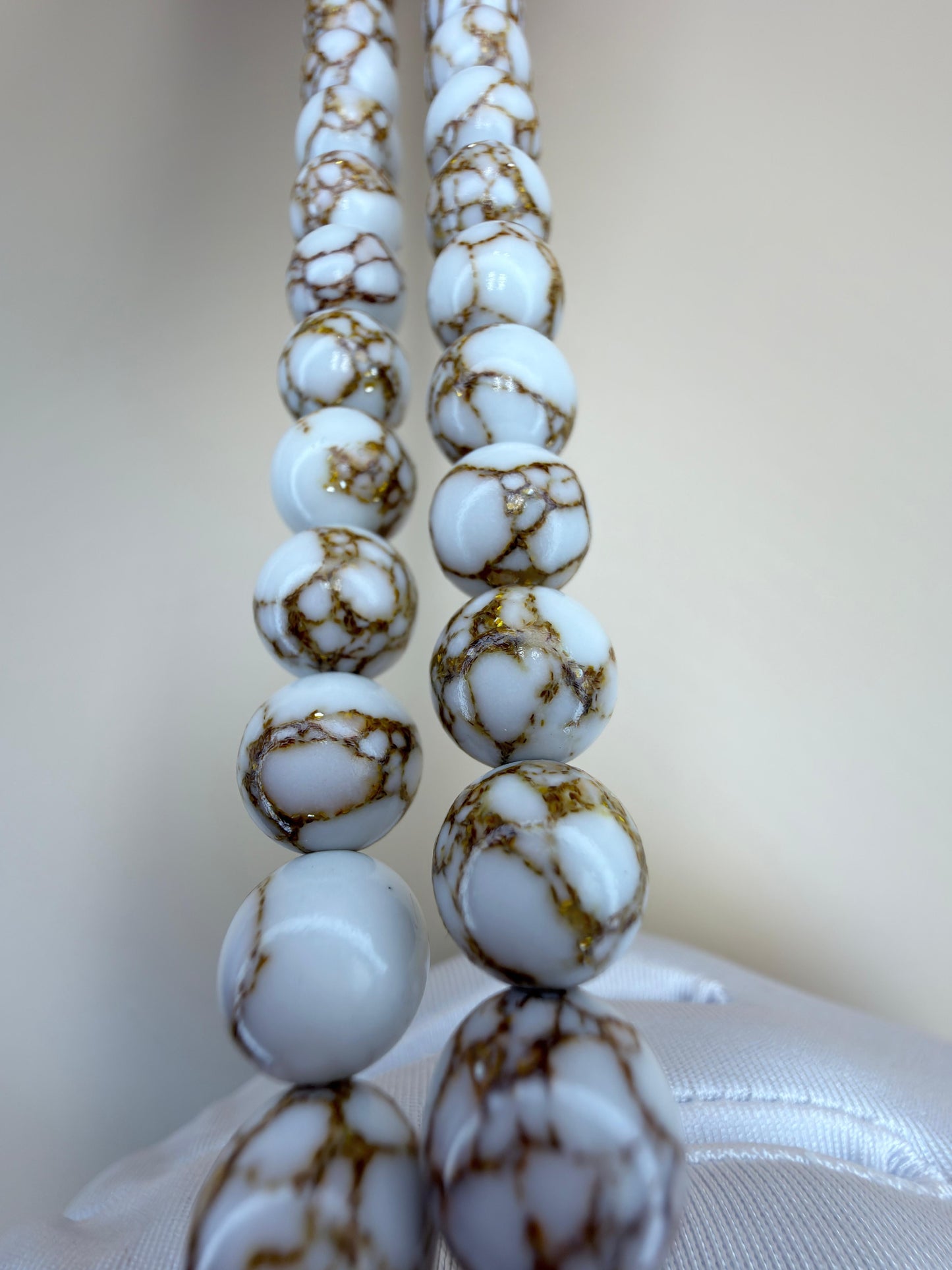 مسباح حجر الهوليت طبيعي بلون المميز 

Howlite Stone Misbaha.