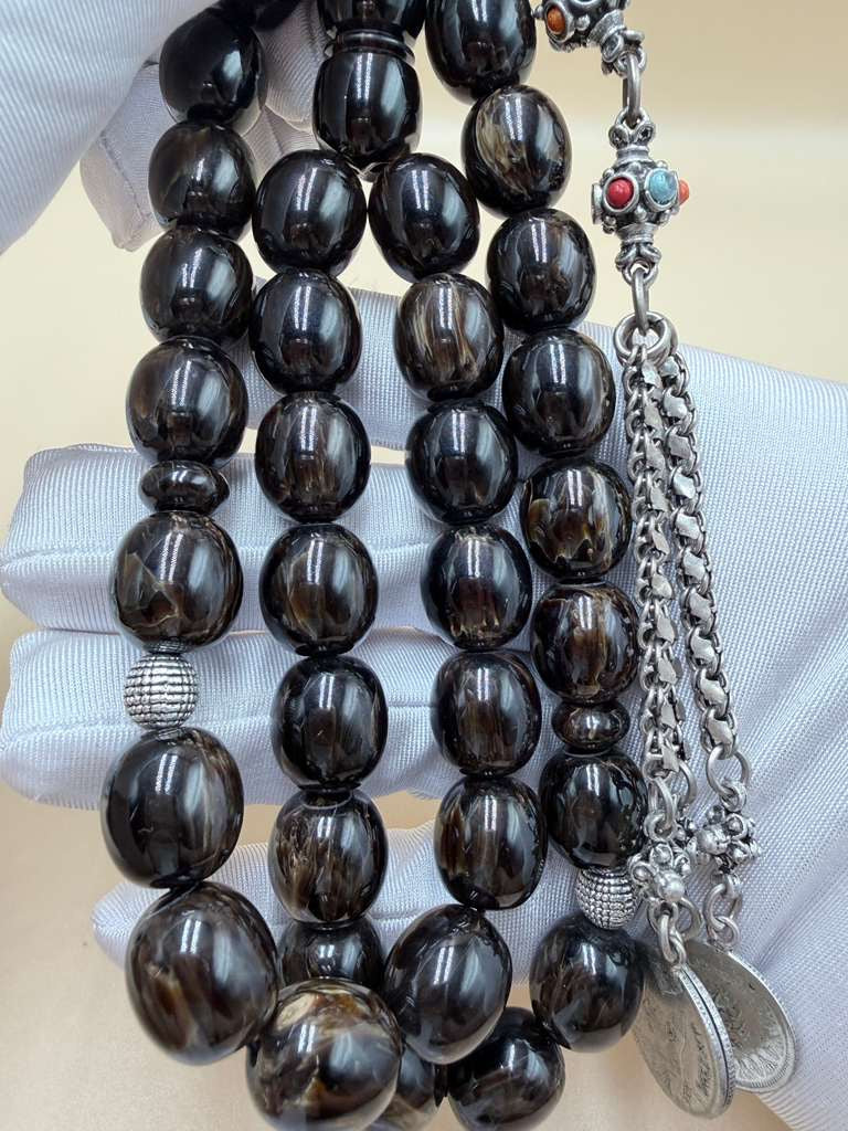 مسباح مسكي خام بولندي، بخراطة جديدة، مع شرابة فضة 500.Polish Raw Musk Misbah with New Carving, Featuring 500 Silver Tassel.