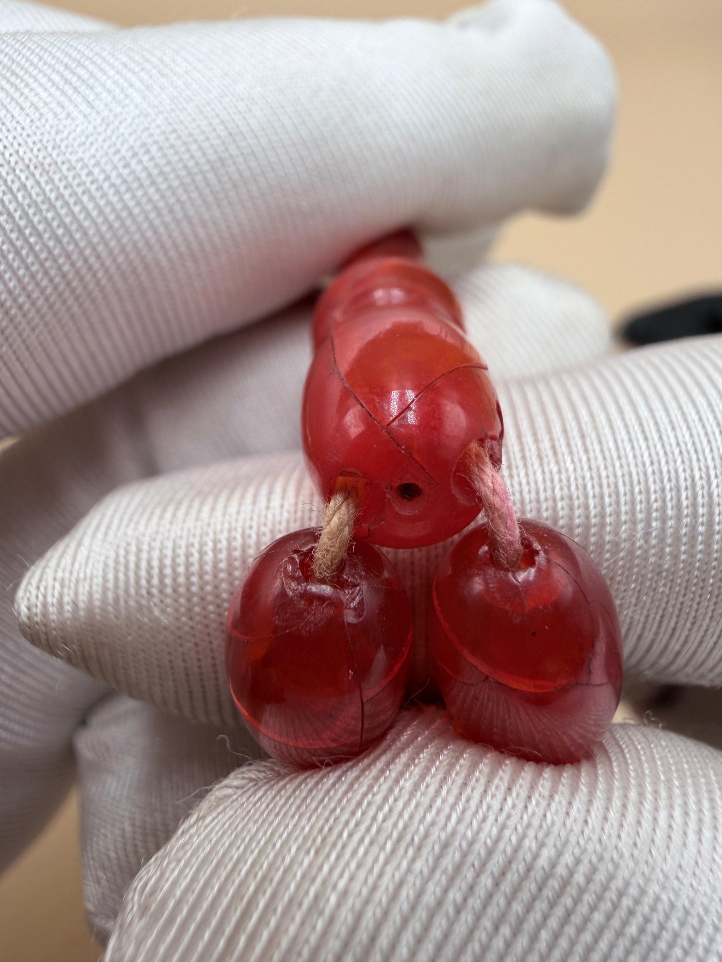 مسباح خام جيكي مكرك أنتيك، من خراطة شعبان الأب، عمر المسباح أكثر من 80 سنة.
Antique raw Jiki Makrak Misbah, by Shaban Al-Ab (master turner), over 80 years old.