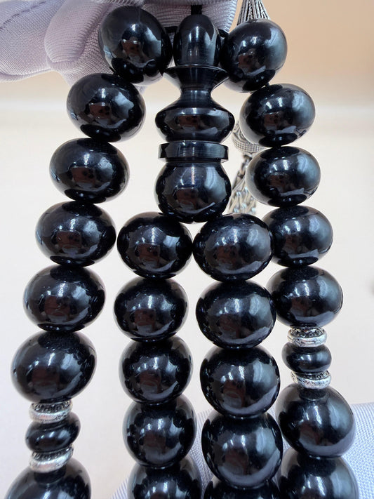 فاتوران عنابي مغلّف — لون غني ولمعة جميلة وخام متين.Wrapped burgundy Faturan — rich color, beautiful shine, and durable material.