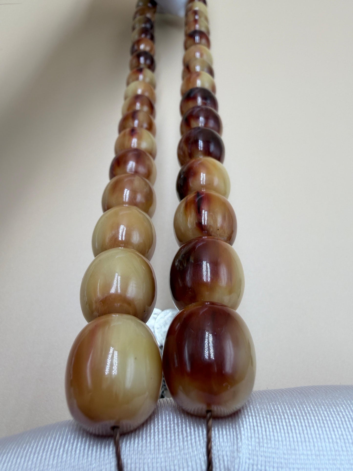 مسباح سندلوس خام عصيان مع شرّابة فضة عيار ٥٠٠. Raw Sandalwood Misbaha with natural stick beads, finished with a 500 silver tassel.