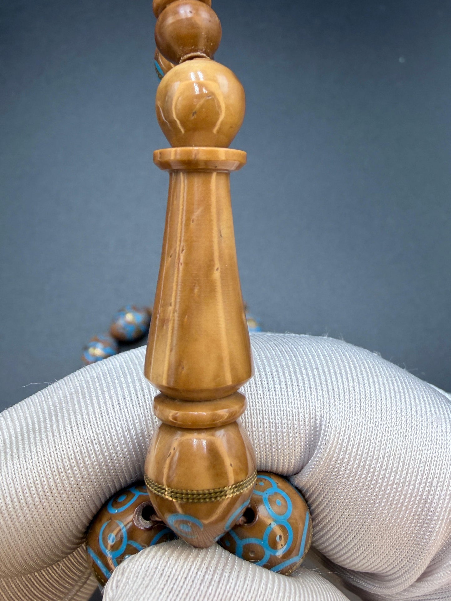 مسباح نارجيل مطعم نحاس ومينا فيروزnarjil cook -wood Misbaha inlaid with copper Coconut-wood Misbaha inlaid with copper and accented with turquoise enamel.
