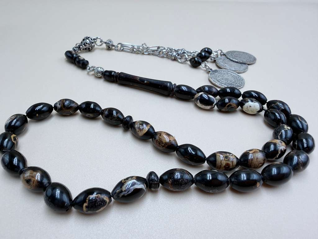 مسباح يسر بحر أحمر ساده، خامة مميّزة مع عروق فاير. Red Sea Coral Misbah, Plain Style, Premium Material with Fire Veins.