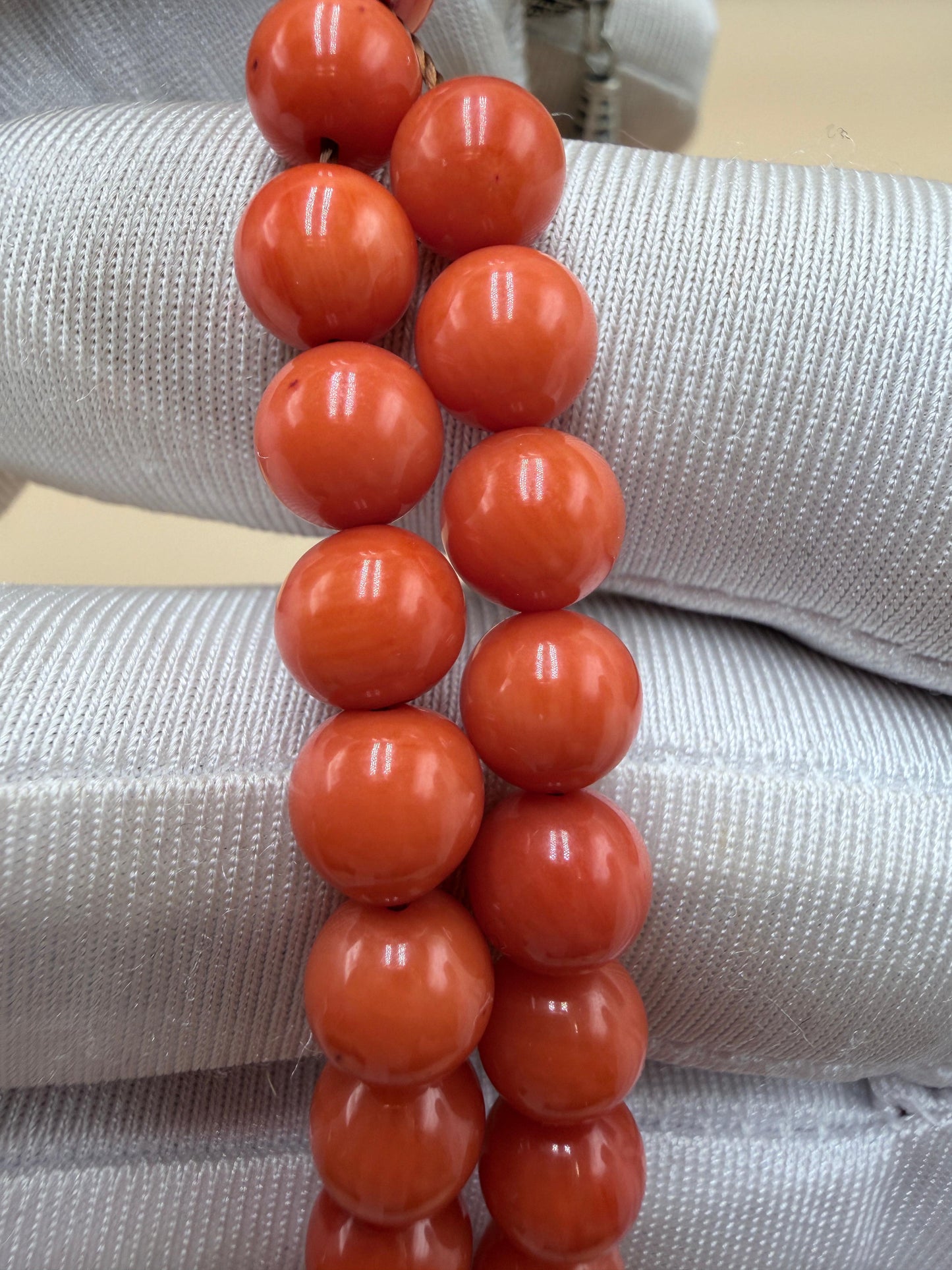 مسباح مرجان معالج بالليزر
مع شرّابة فضة عيار 925
Laser-treated Coral Misbaha
With 925 sterling silver tassel