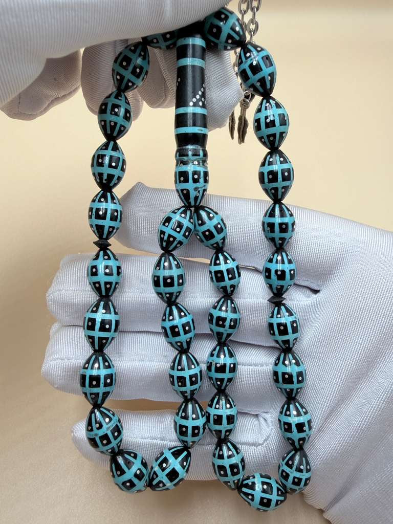 مسباح كوك، مطعّم قصدير وتراب حجر الفيروز.
Kuka Wood Misbah, Inlaid with Tin and Turquoise Stone Powder.