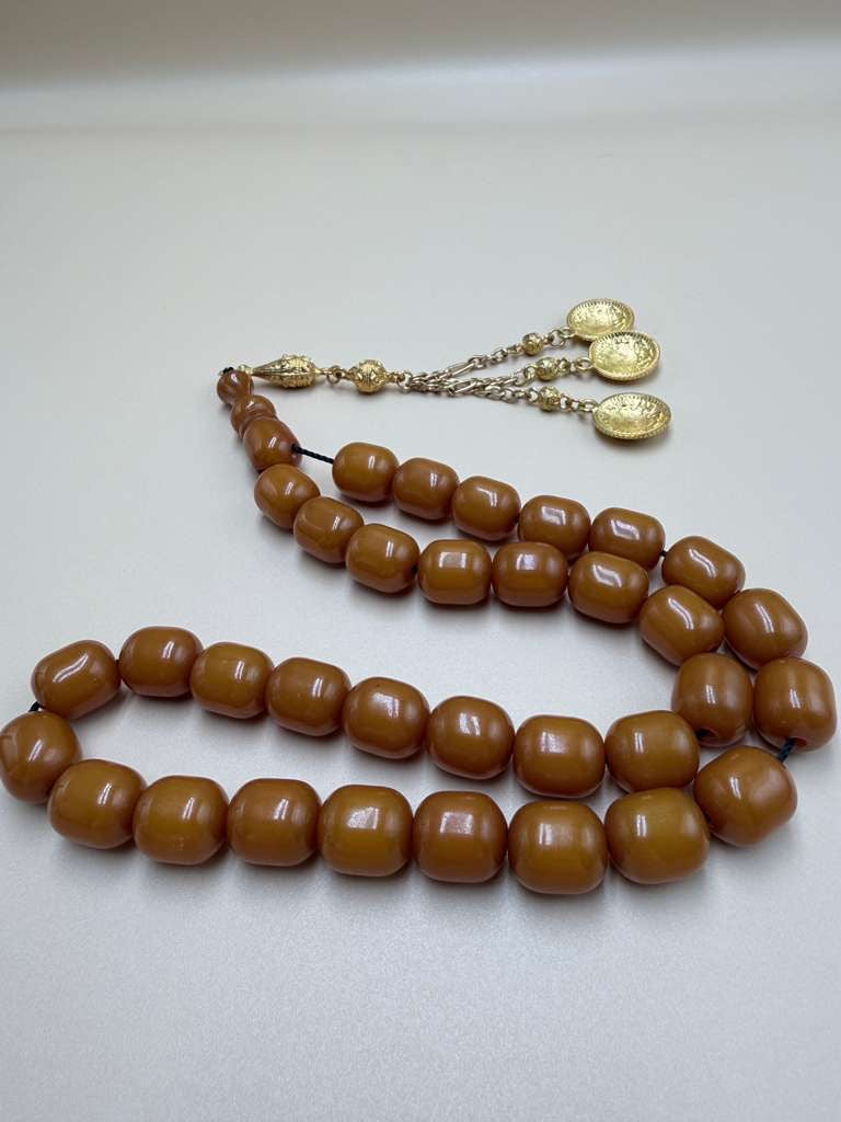 مسباح مسكي خام قديم، مع شرابة مطليّة ذهب 24K. Old Raw Musk Misbah with 24K Gold-Plated Tassel.