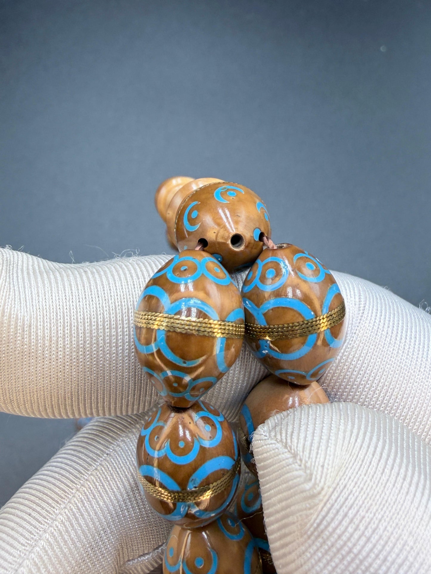 مسباح نارجيل مطعم نحاس ومينا فيروزnarjil cook -wood Misbaha inlaid with copper Coconut-wood Misbaha inlaid with copper and accented with turquoise enamel.