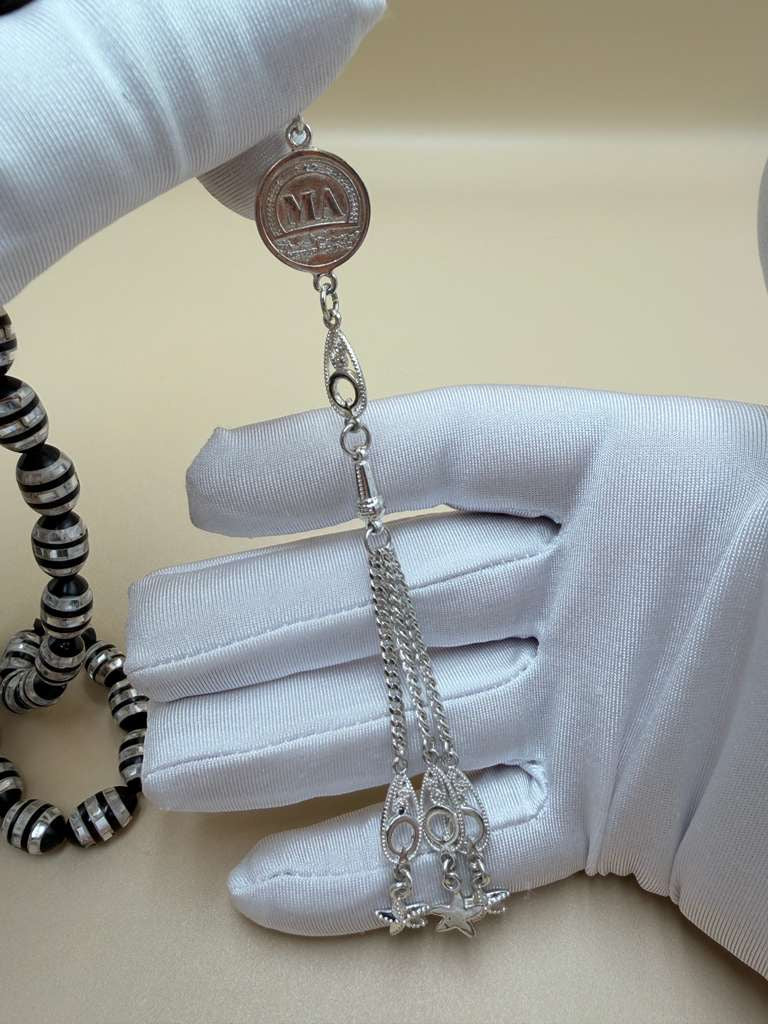 مسباح كوك، مطعّم صدف، خراطة مسباح السواح.
Kuka Wood Misbah, Inlaid with Mother of Pearl, Handcrafted by Al-Sawah Rosary Workshop.