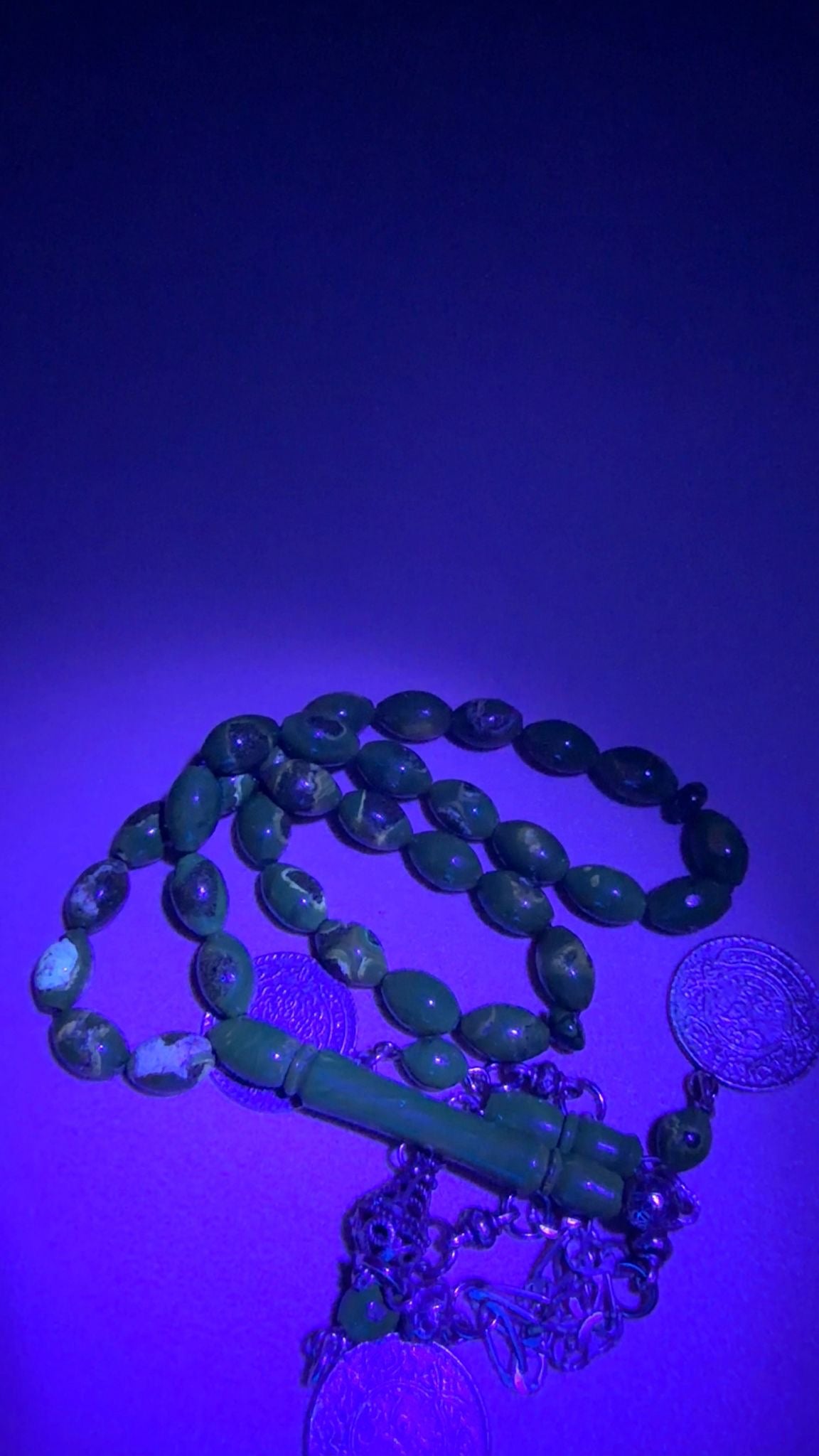 مسباح يسر بحر أحمر ساده، خامة مميّزة مع عروق فاير. Red Sea Coral Misbah, Plain Style, Premium Material with Fire Veins.