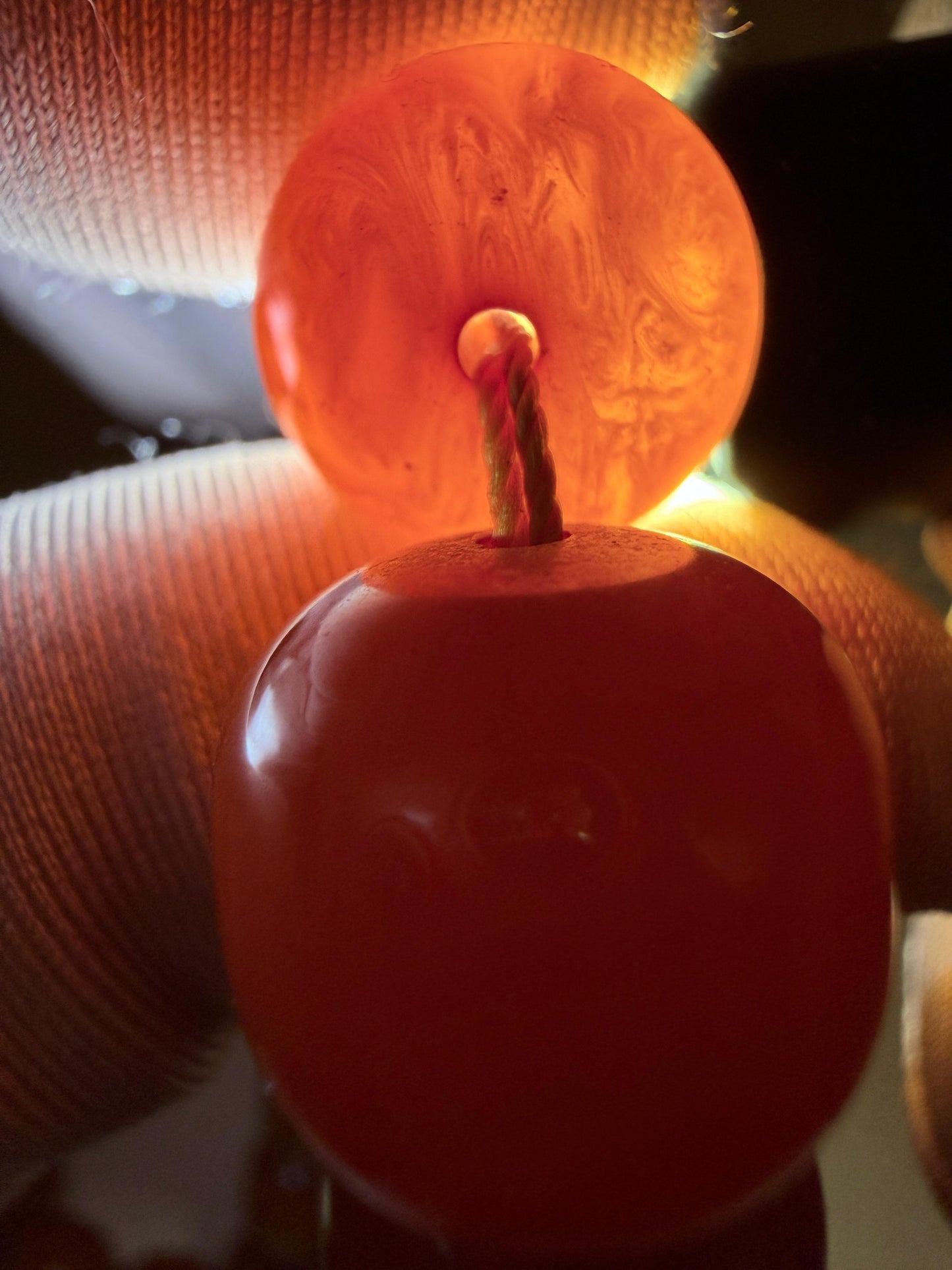 مسباح مسكي قديم، عرق أحمر، مع شرابة مميزة مزخرفة بالعملة العراقية القديمة وشرابة فضة عيار 500.