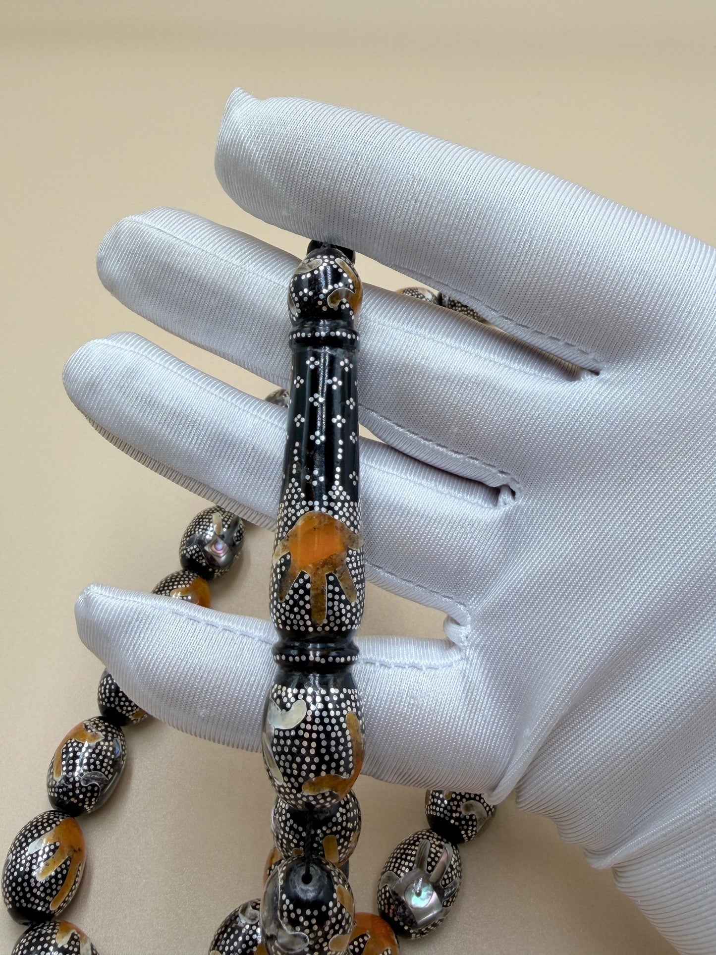 يسر بحر أحمر، مرصّع بالفضّة الخالصة عيار 925، ومزيّن بـ المرجان الطبيعي والصدف الأسترالي.

Red Sea Yusr, set in 925 sterling silver, adorned with natural coral and Australian mother of pearl.