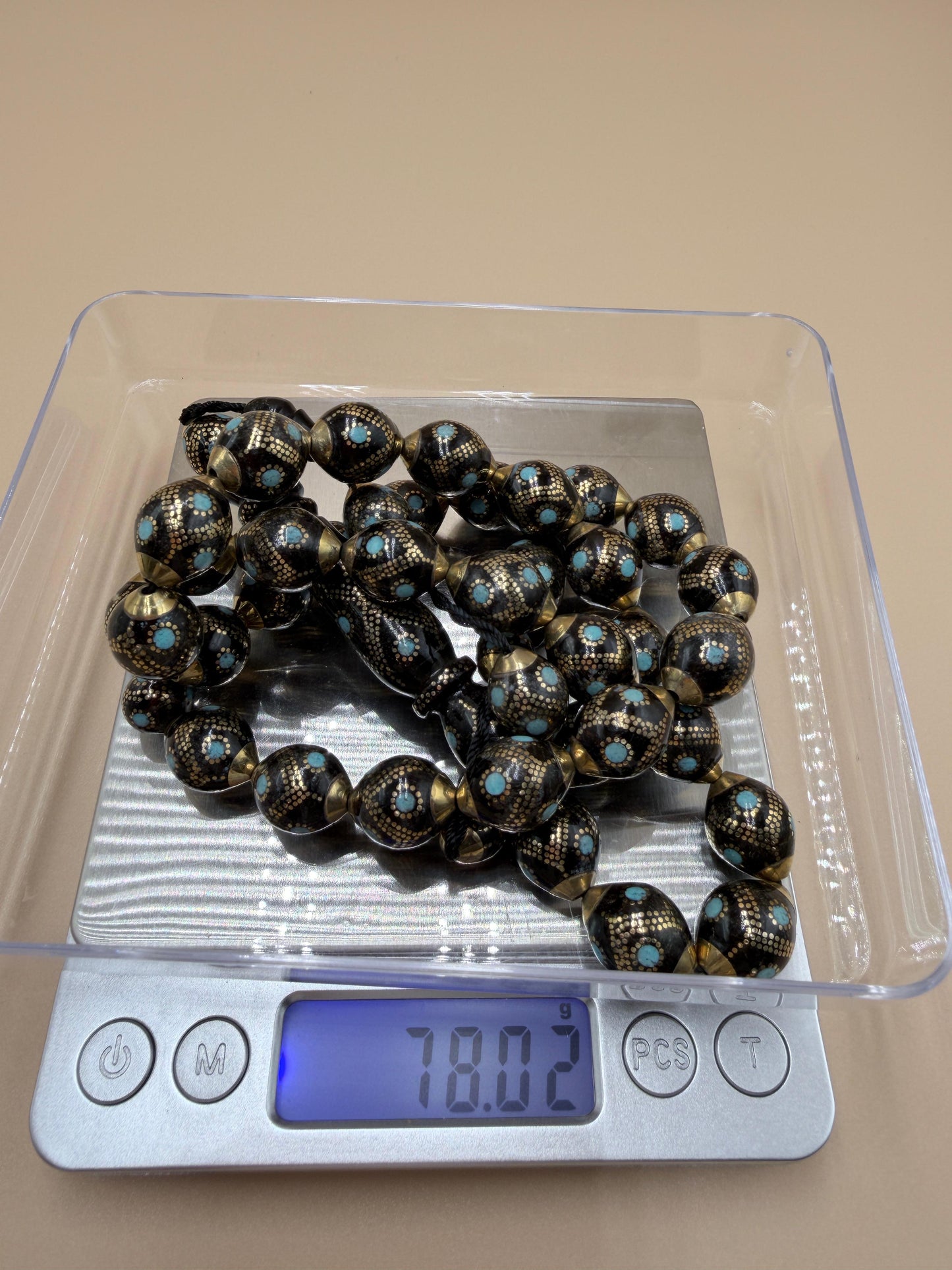 مسباح – قطعة محمود طرزان – يسر بحر أحمر الرائعة، مطعّمة بالسكروم والفيروز الطبيعي، تجمع بين الأصالة والفخامة.
Misbah – A stunning Mahmoud Tarzan – Red Sea Yusr, inlaid with scrom and natural turquoise — combining heritage with elegan