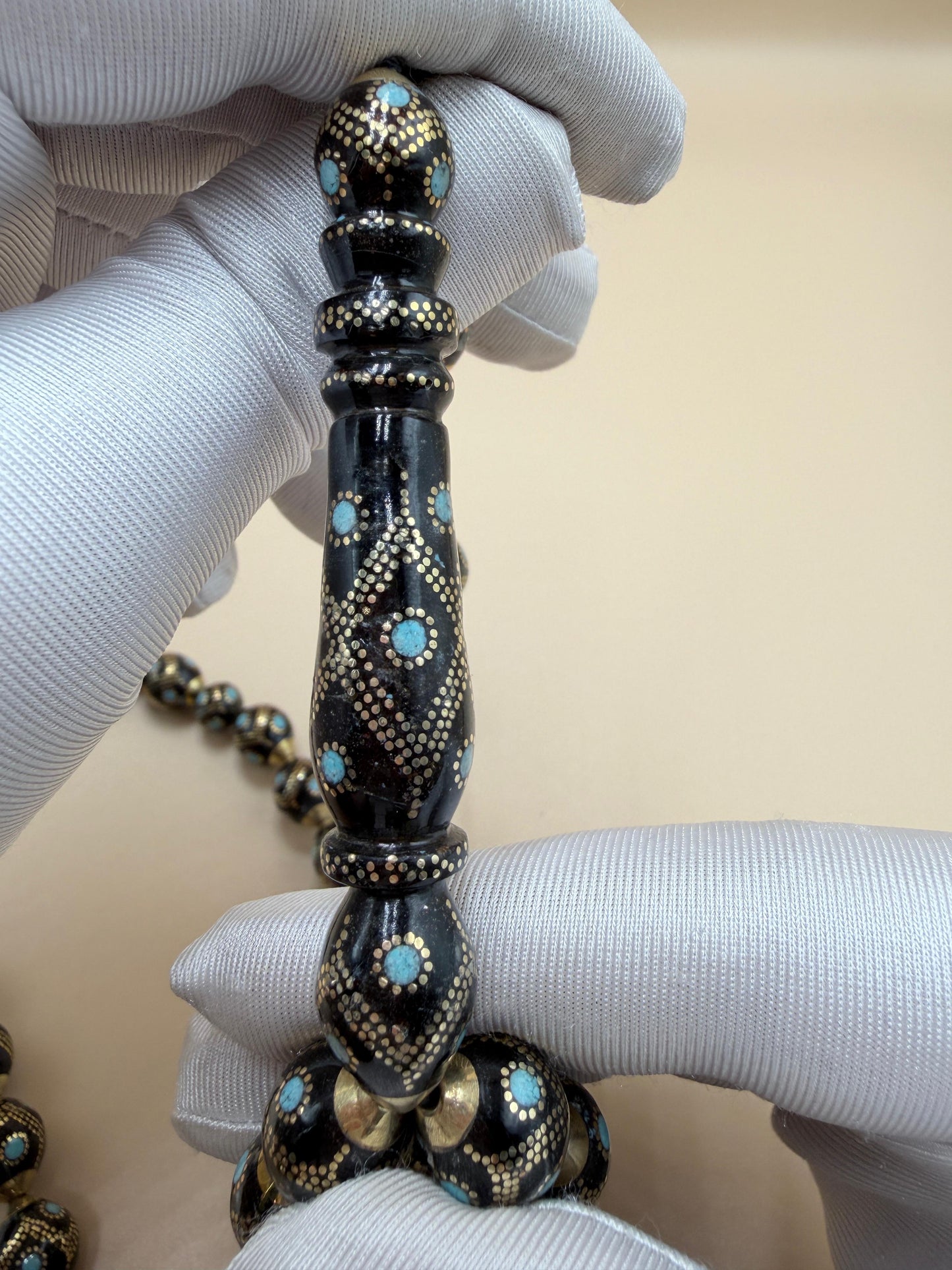 مسباح – قطعة محمود طرزان – يسر بحر أحمر الرائعة، مطعّمة بالسكروم والفيروز الطبيعي، تجمع بين الأصالة والفخامة.
Misbah – A stunning Mahmoud Tarzan – Red Sea Yusr, inlaid with scrom and natural turquoise — combining heritage with elegan