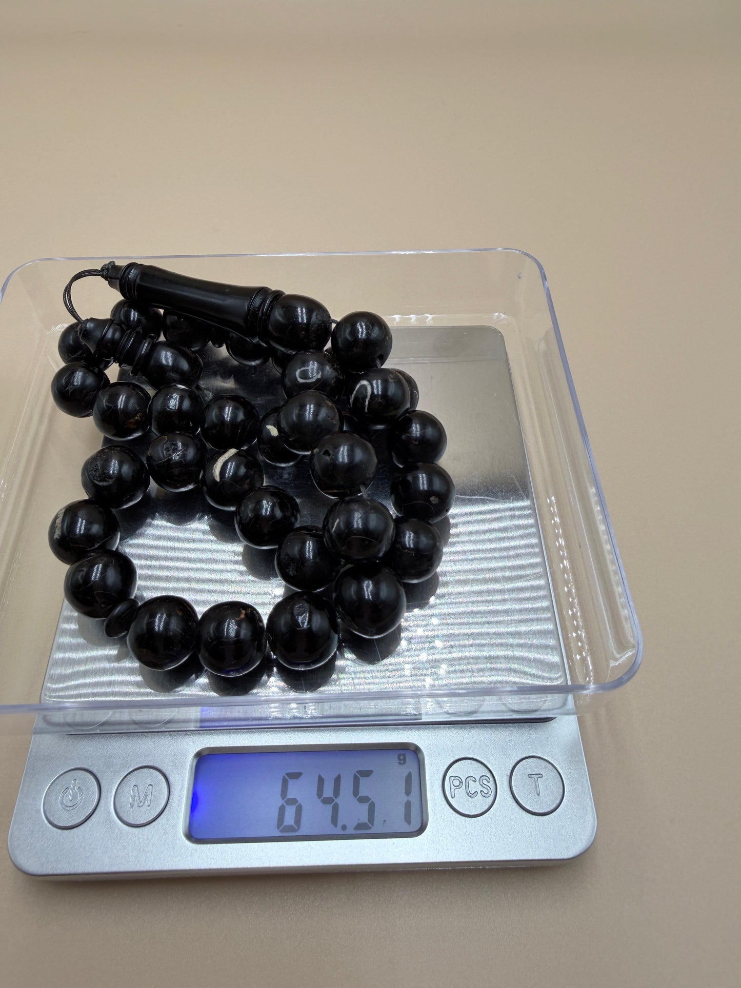 مسباح يسر بحر أحمر
أنتيك سادة من النوادر
Red Sea Yusr Misbaha
Plain antique,