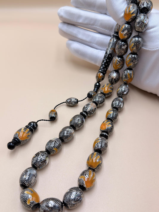 يسر بحر أحمر، مرصّع بالفضّة الخالصة عيار 925، ومزيّن بـ المرجان الطبيعي والصدف الأسترالي.

Red Sea Yusr, set in 925 sterling silver, adorned with natural coral and Australian mother of pearl.