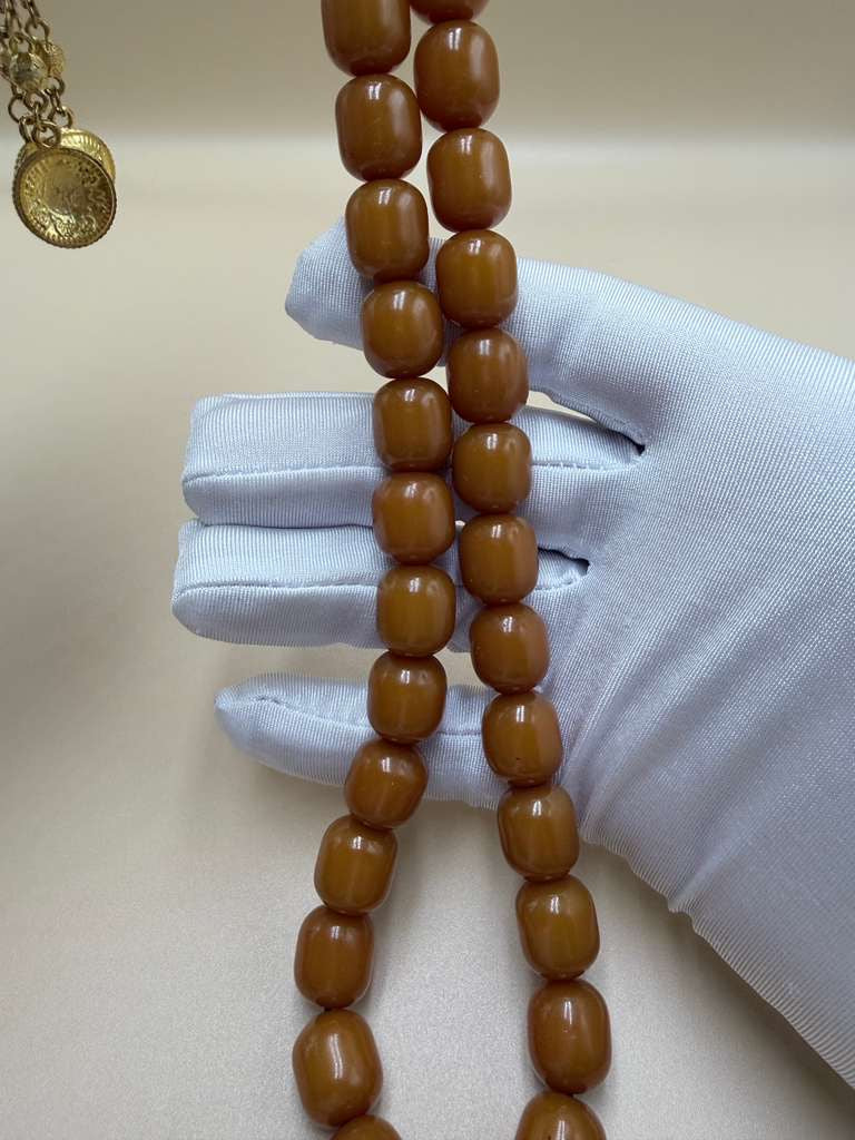 مسباح مسكي خام قديم، مع شرابة مطليّة ذهب 24K. Old Raw Musk Misbah with 24K Gold-Plated Tassel.