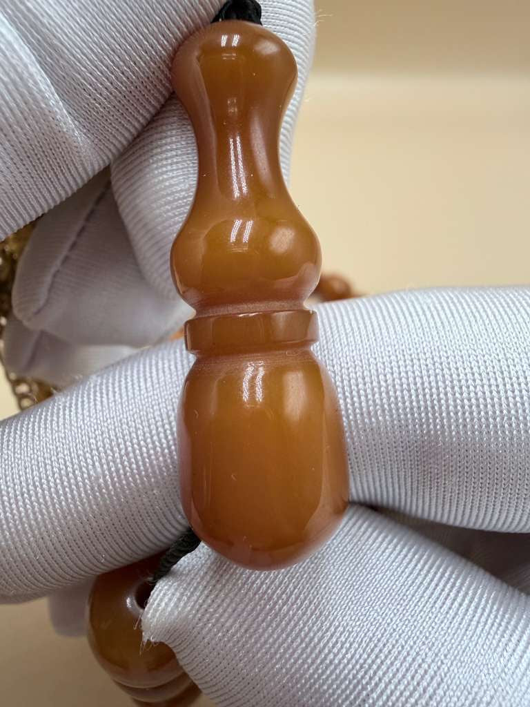 مسباح مسكي خام قديم، مع شرابة مطليّة ذهب 24K. Old Raw Musk Misbah with 24K Gold-Plated Tassel.