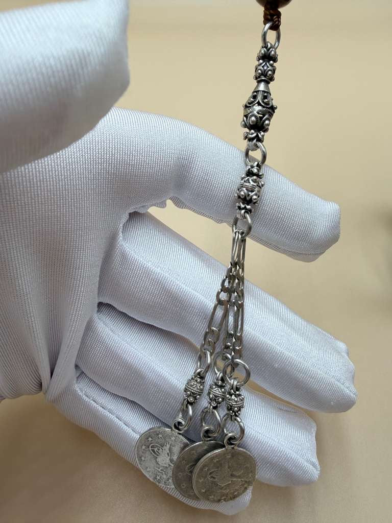مسباح مسكي خام عصي (دبس وراشي) مع شرّابة فضة عيار ٥٠٠. Raw Musk Misbaha (Dibs & Wrashi sticks) with a 500 silver tassel.