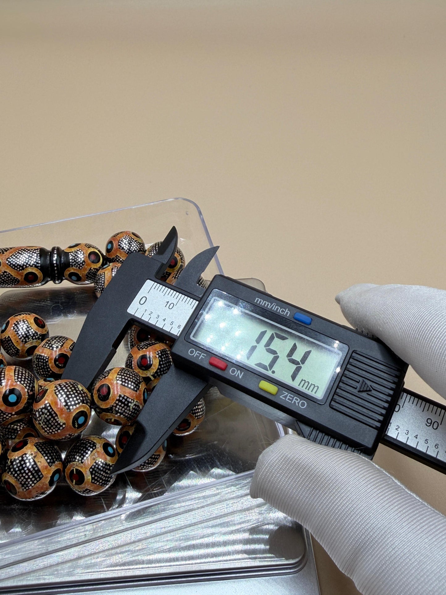 Antique Red Sea Coral
Inlaid with 925 sterling silver, featuring natural amber, coral, and turquoise. يسر بحر أحمر أنتيك
مطعّم بالفضّة الخالصة عيار 925، ومزيّن بأحجار الكهرمان الطبيعي، والمرجان، والفيروز