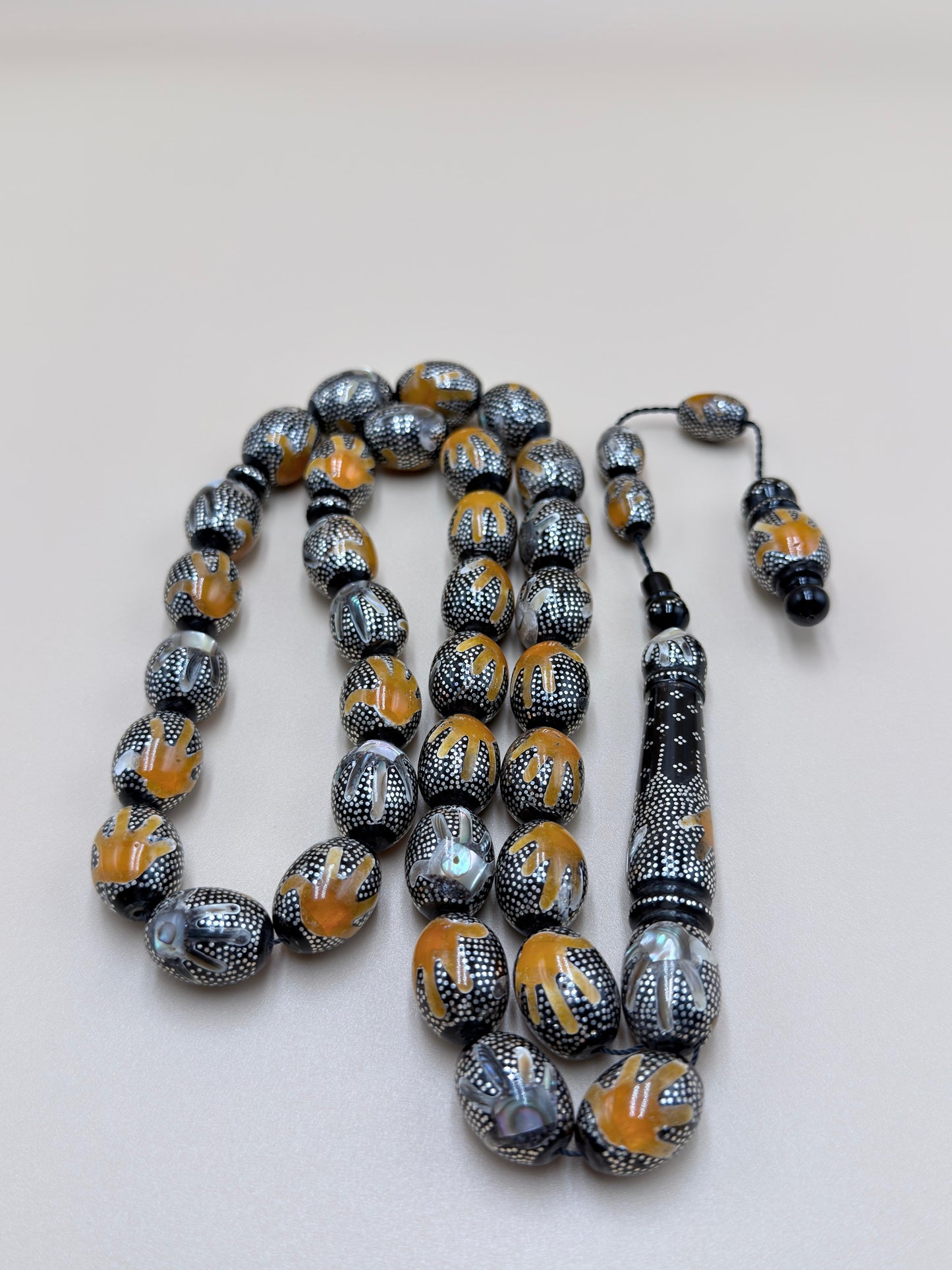 يسر بحر أحمر، مرصّع بالفضّة الخالصة عيار 925، ومزيّن بـ المرجان الطبيعي والصدف الأسترالي.

Red Sea Yusr, set in 925 sterling silver, adorned with natural coral and Australian mother of pearl.