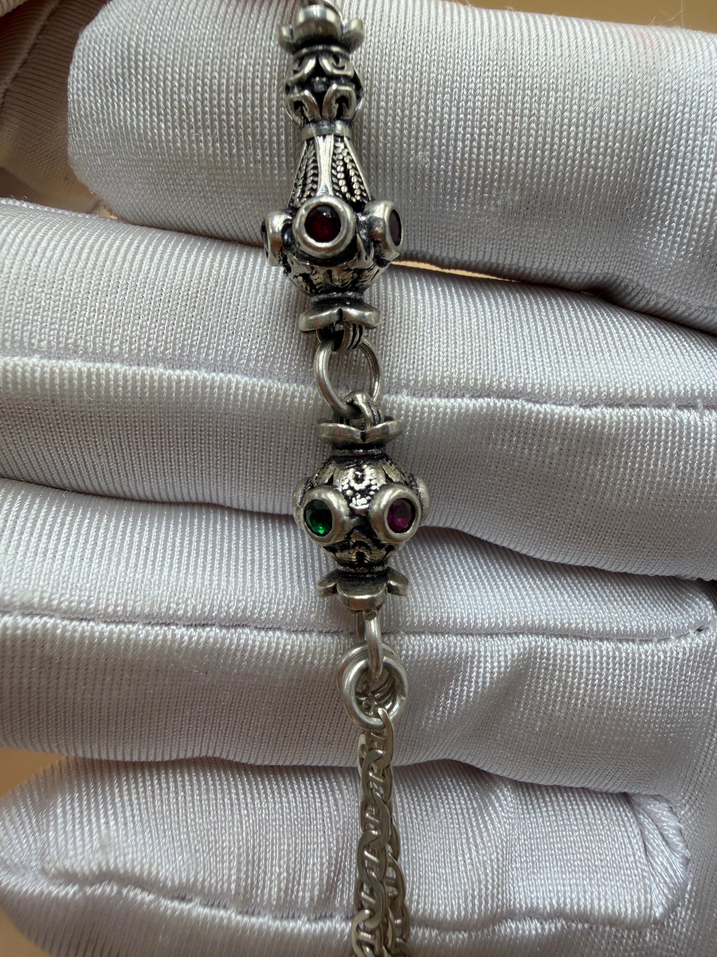 مسباح بولنك خام أنتيك، بخراطة جديدة، مع شرابة وفواصل فضة عيار 925. Antique Raw Bulnek Misbah with New Carving, Featuring Tassel and Spacers in 925 Silver.