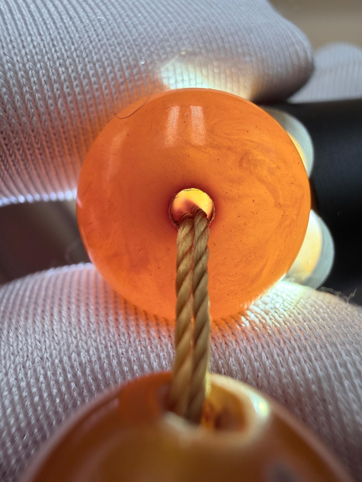 مسباح مسكي قديم، عرق أحمر، مع شرابة مميزة مزخرفة بالعملة العراقية القديمة وشرابة فضة عيار 500.