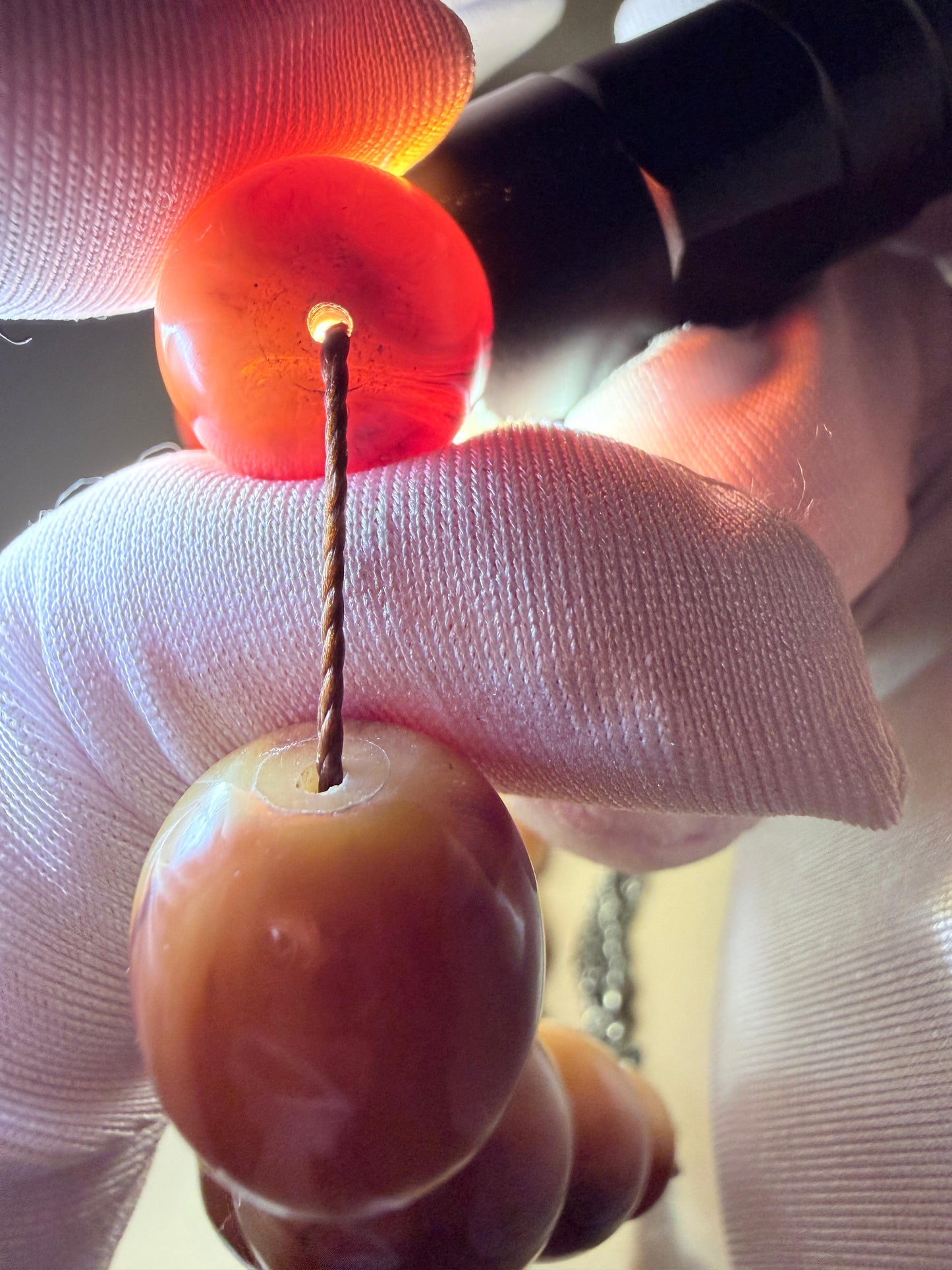 مسباح سندلوس خام عصيان مع شرّابة فضة عيار ٥٠٠. Raw Sandalwood Misbaha with natural stick beads, finished with a 500 silver tassel.