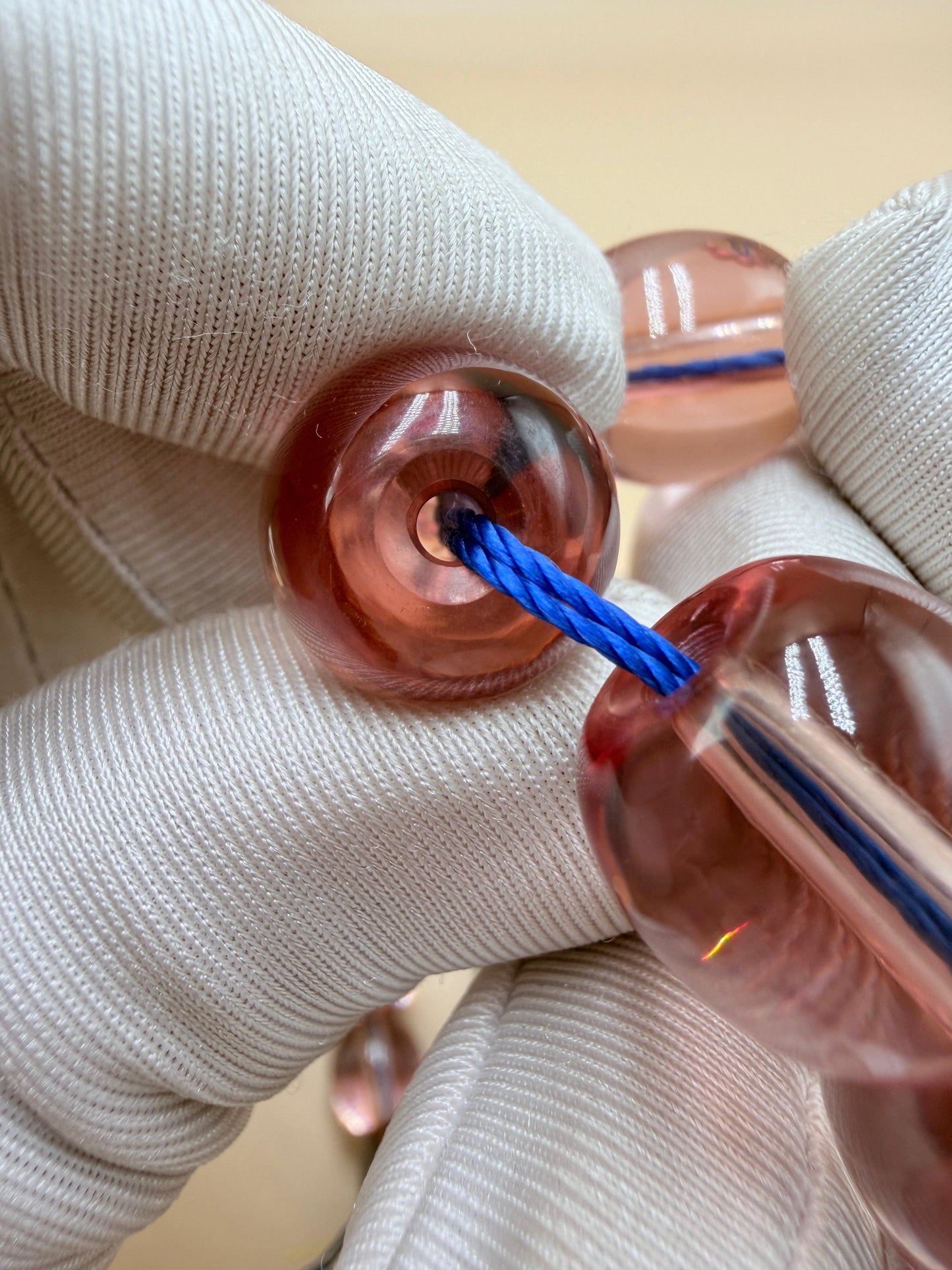 مسباح سندلوس شفاف وردي — قطعة نوادر.
Misbah made of transparent pink Sandalus — a rare piece.