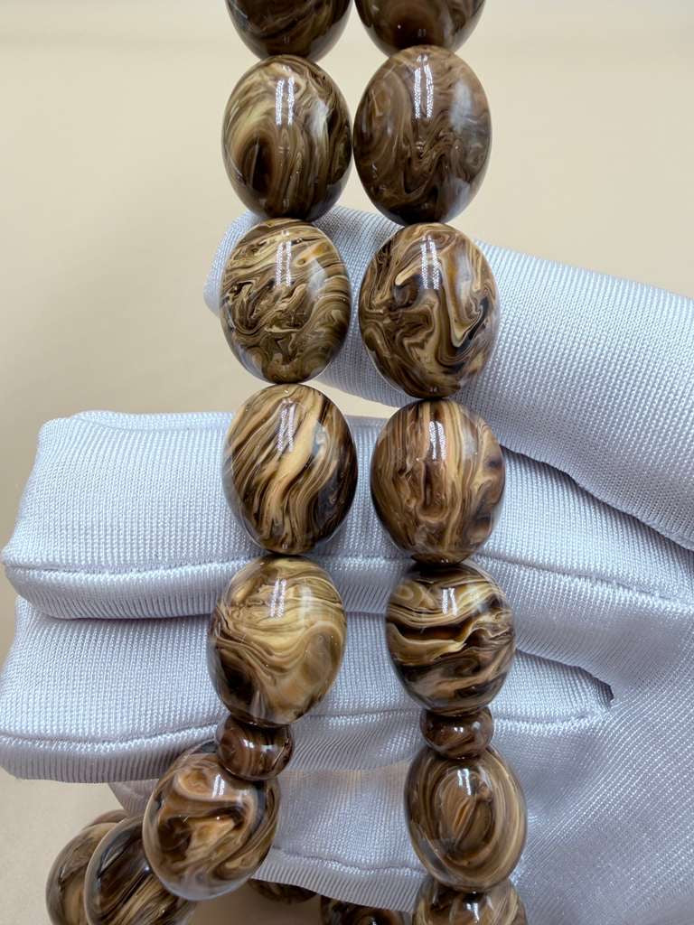 مسباح مسكي خام عصي (دبس وراشي) مع شرّابة فضة عيار ٥٠٠. Raw Musk Misbaha (Dibs & Wrashi sticks) with a 500 silver tassel.