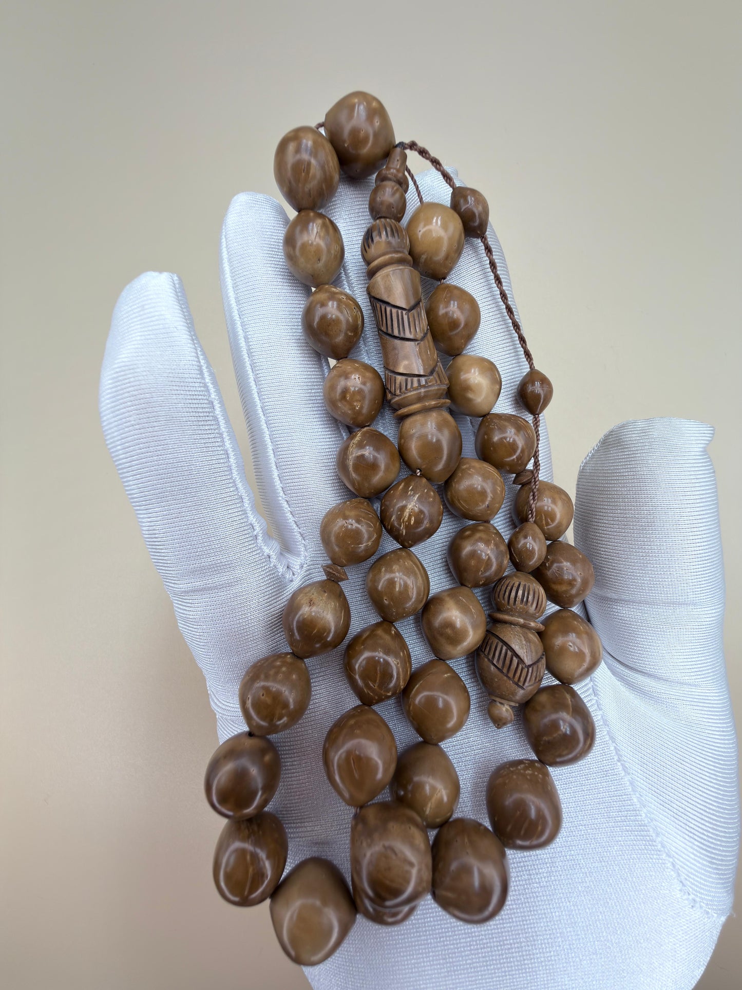 مسباح نارجيل (كوك) مع شاهد منحوت يدوياً 
Coconut (Koka) Misbaha with a hand-carved shahid bead, crafted with artistic detail.