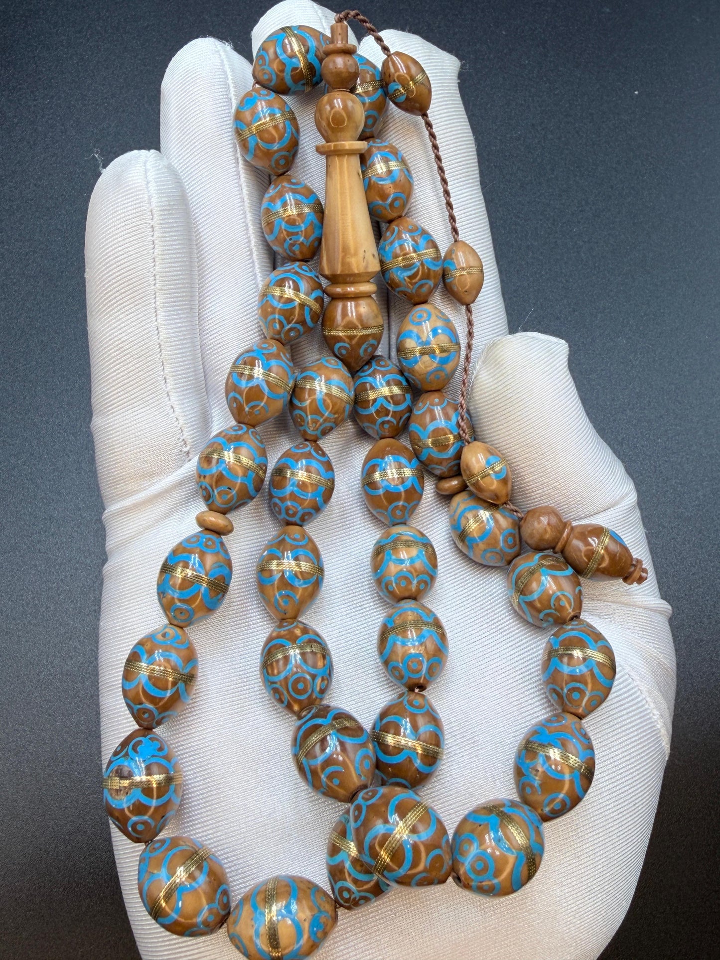 مسباح نارجيل مطعم نحاس ومينا فيروزnarjil cook -wood Misbaha inlaid with copper Coconut-wood Misbaha inlaid with copper and accented with turquoise enamel.