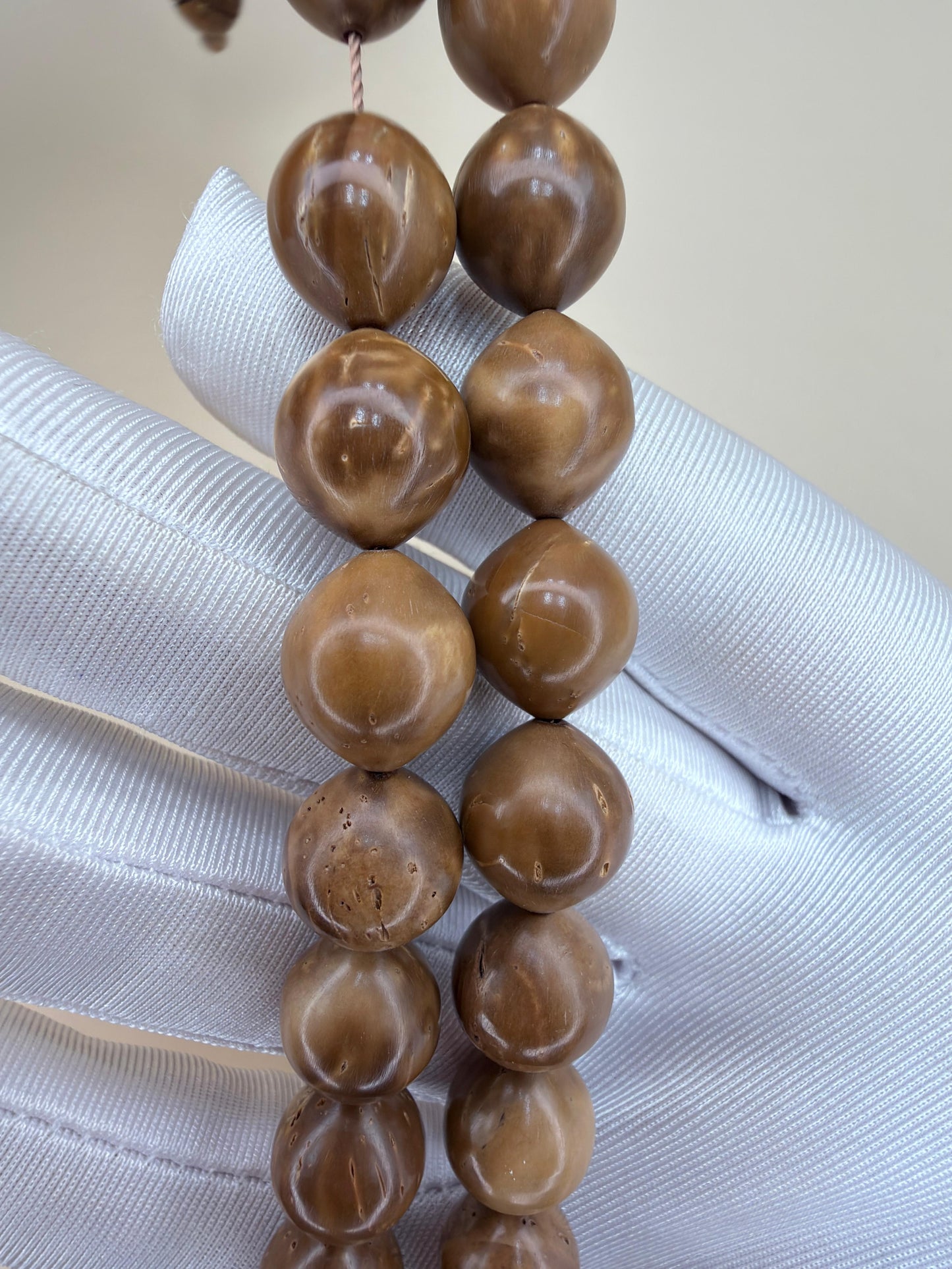 مسباح نارجيل (كوك) مع شاهد منحوت يدوياً 
Coconut (Koka) Misbaha with a hand-carved shahid bead, crafted with artistic detail.
